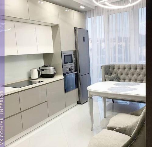 Просторная кухня. В современном стиле.