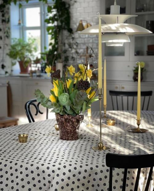 Горох на платьях женщин разного возраста входил в моду и выходил из нее много раз. 03