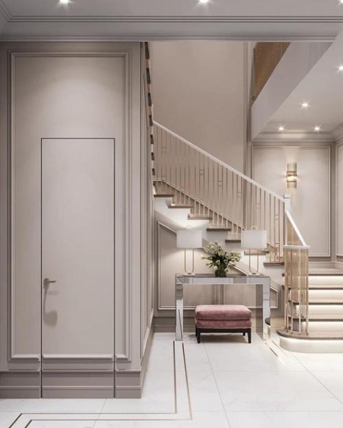 Очень стильная прихожая, тут все очень продумано: лестница с подсветкой, матовые стены с молдингами, двери скрытого монтажа.