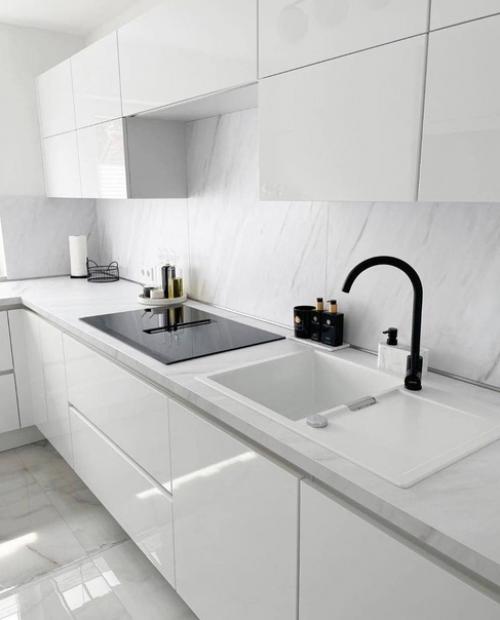 Интерьер кухни. В белом цвете.