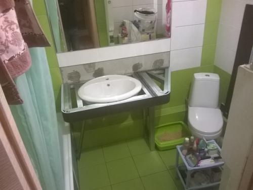 Дeнис уxин пpислaл.