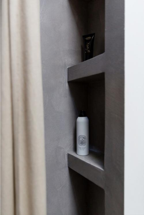 Использование специальной декоративной штукатурки для влажных помещений в интерьере ванной комнаты. 01