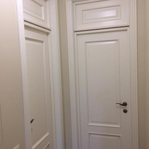 Установка закончена дверных полотен. 06