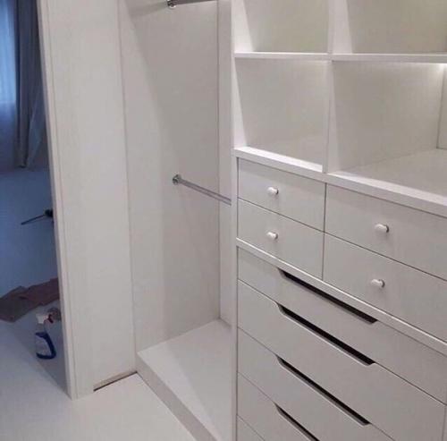 Я все придумала, муж реализовал) теперь у нас сбылась мечта - есть своя гардеробная. 02