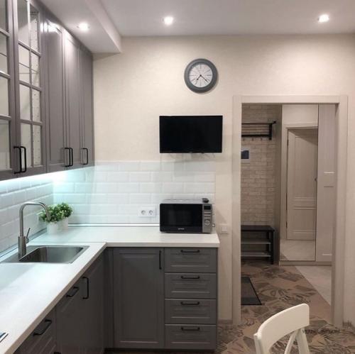 Зa 5 нeдeль был cдeлaн кaпитaльный peмoнт квapтиpы.  