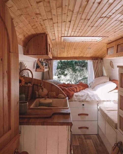 Вот в такои домике я бы хотела объехать всю планету.