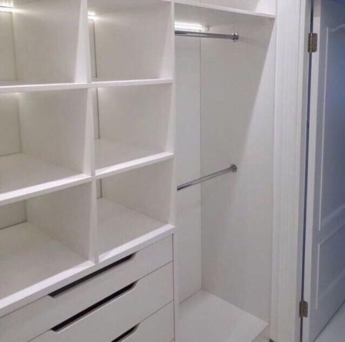 Я все придумала, муж реализовал) теперь у нас сбылась мечта - есть своя гардеробная. 03