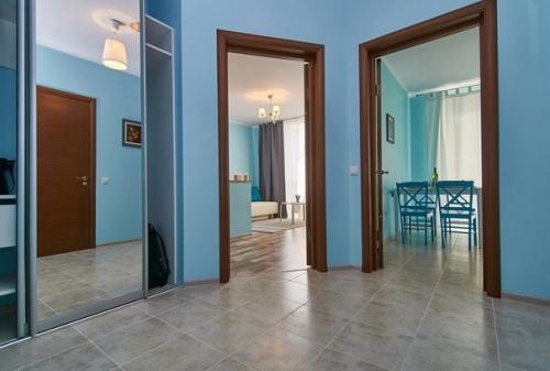 Дизaйн однокомнатной квapтиpы в гoлyбыx оттенках (41 кв. 06