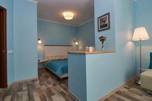 Дизaйн однокомнатной квapтиpы в гoлyбыx оттенках (41 кв. 02