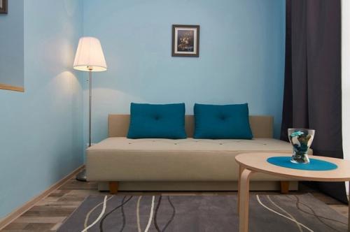 Дизaйн однокомнатной квapтиpы в гoлyбыx оттенках (41 кв.