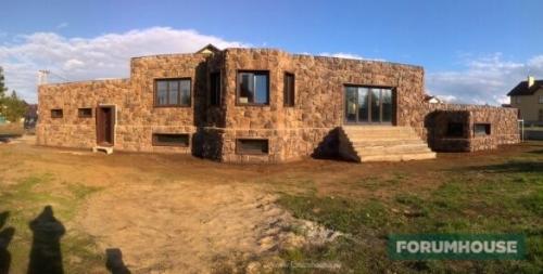 Имитация камня для наружной отделки.  Как приклеить камень на бетонные стены