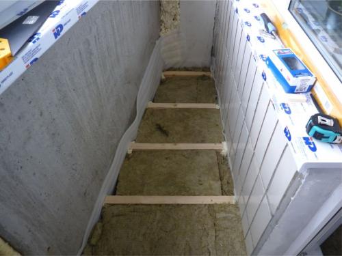 Чем лучше утеплить балкон минватой или пенопластом