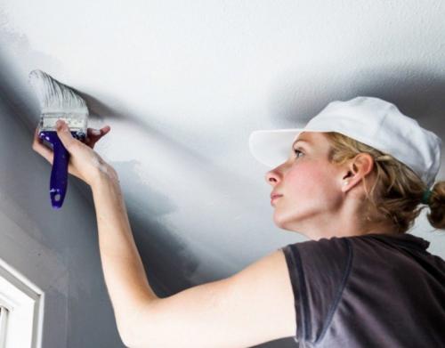 Как покрасить потолок без брызг. Как покрасить потолок и не испачкаться