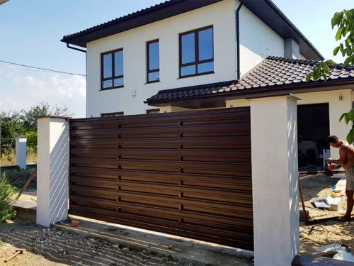 Палисадник из евроштакетника. Аспекты строительства забора из металлического штакетника