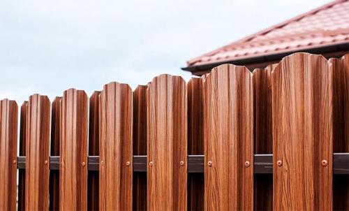 Палисадник из евроштакетника. Аспекты строительства забора из металлического штакетника