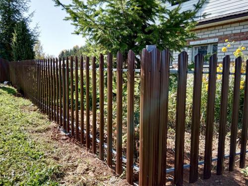 Палисадник из евроштакетника. Аспекты строительства забора из металлического штакетника