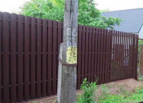Палисадник из евроштакетника. Аспекты строительства забора из металлического штакетника