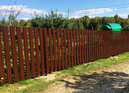 Палисадник из евроштакетника. Аспекты строительства забора из металлического штакетника