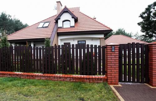 Палисадник из евроштакетника. Аспекты строительства забора из металлического штакетника