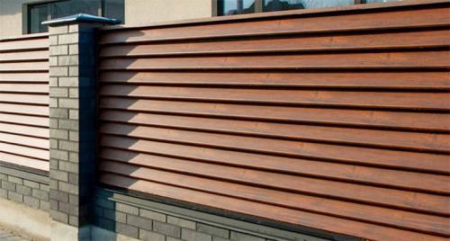 Палисадник из евроштакетника. Аспекты строительства забора из металлического штакетника