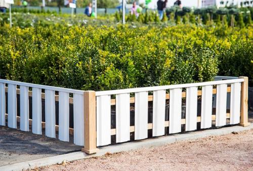 Палисадник из евроштакетника. Аспекты строительства забора из металлического штакетника