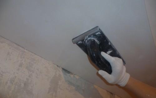 Нужно ли шпаклевать потолок перед покраской побелкой. Подготовка поверхности к шпаклевке