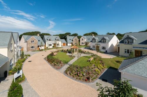 В какой цвет покрасить дом с коричневой крышей. Основные рекомендации