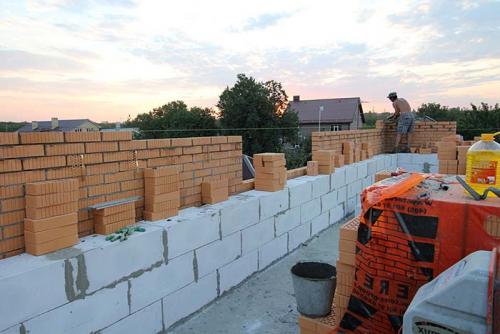 Обкладка облицовочным кирпичом газобетона. Как правильно обложить дом из газобетона облицовочным кирпичом