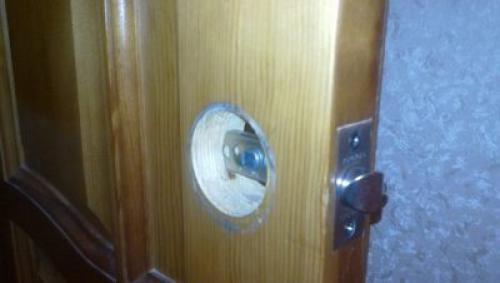 Поменять ручку. Замена дверных ручек 01