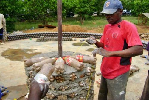 Стена из пластиковых бутылок своими руками. Интересные идеи — строим стены из бутылок