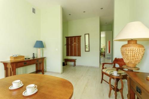 Плинтус и двери разных цветов. Част.  Как выбрать плинтусы для пола по цвету