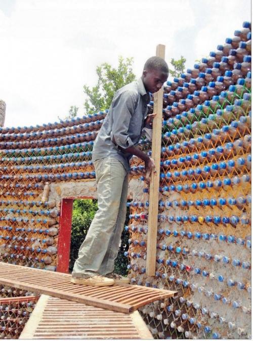 Стена из пластиковых бутылок своими руками. Интересные идеи — строим стены из бутылок