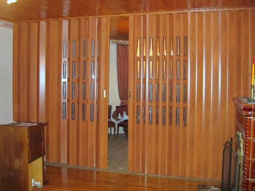 Как установить двери гармошка межкомнатные. Преимущества и недостатки