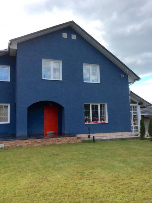 Цвет фасада дома с синей крышей. Сочетания