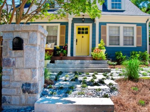 Цвет фасада дома с синей крышей. Сочетания