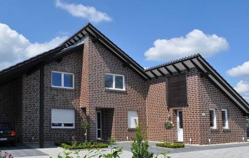 Цвет фасада дома с синей крышей. Сочетания