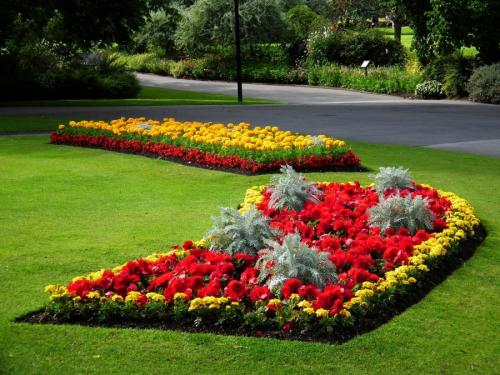Как оформить большую клумбу в центре сада. Как оформить клумбу — примеры схем красивого и стильного дизайна цветников и клумб (70 фото)