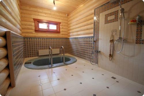 Мойка в бане интерьер. Деревянные элементы в интерьере моечного отделения 13 Мойка в бане интерьер. Деревянные элементы в интерьере моечного отделения 13