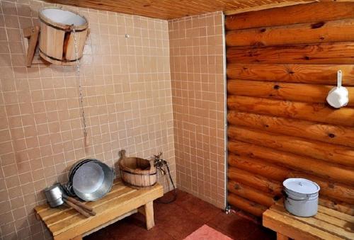 Мойка в бане интерьер. Деревянные элементы в интерьере моечного отделения 04 Мойка в бане интерьер. Деревянные элементы в интерьере моечного отделения 04