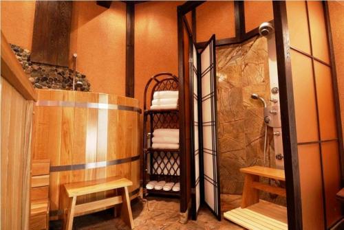 Мойка в бане интерьер. Деревянные элементы в интерьере моечного отделения 07 Мойка в бане интерьер. Деревянные элементы в интерьере моечного отделения 07