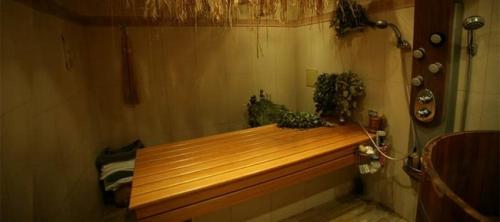 Мойка в бане интерьер. Деревянные элементы в интерьере моечного отделения 16 Мойка в бане интерьер. Деревянные элементы в интерьере моечного отделения 16