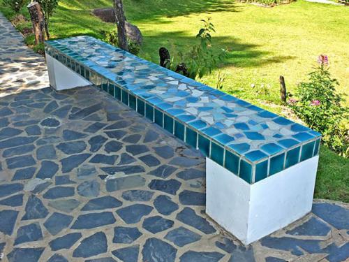 Старая плитка. Необычное и полезное применение остатков кафельной плитки на даче