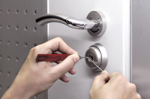 Двери с обратным открыванием. Нюансы выбора конструкции