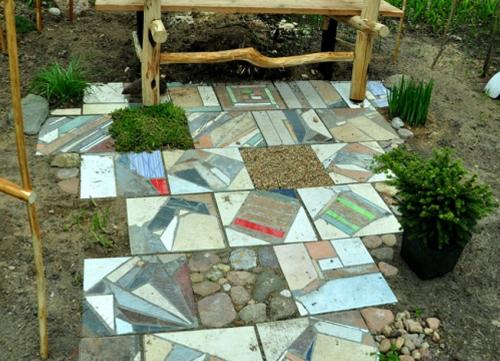 Старая плитка. Необычное и полезное применение остатков кафельной плитки на даче