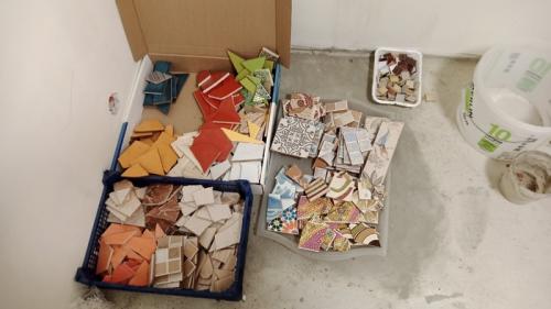 Пол из остатков плитки. Мозаика из битой плитки
