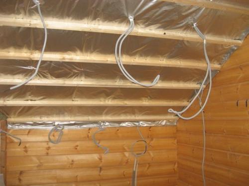 Потолок в деревянном доме из гипсокартона. Вариант 2: по деревянной обрешетке