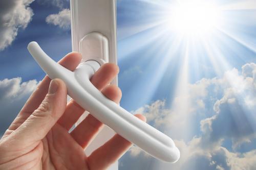 Ручка пластикового окна не опускается вниз. Пластиковое окно не закрывается: ручка не поворачивается ни в одну сторону