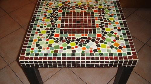 Старая плитка. Необычное и полезное применение остатков кафельной плитки на даче