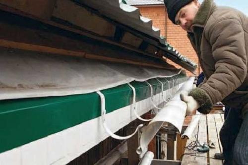 Как крепить крюки водостока под металлочерепицу. Как установить водостоки если крыша уже покрыта: возможные варианты крепления 01 Как крепить крюки водостока под металлочерепицу. Как установить водостоки если крыша уже покрыта: возможные варианты крепления 01