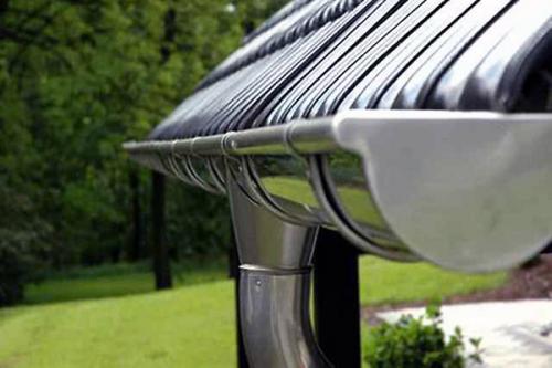 Как крепить крюки водостока под металлочерепицу. Как установить водостоки если крыша уже покрыта: возможные варианты крепления 07 Как крепить крюки водостока под металлочерепицу. Как установить водостоки если крыша уже покрыта: возможные варианты крепления 07